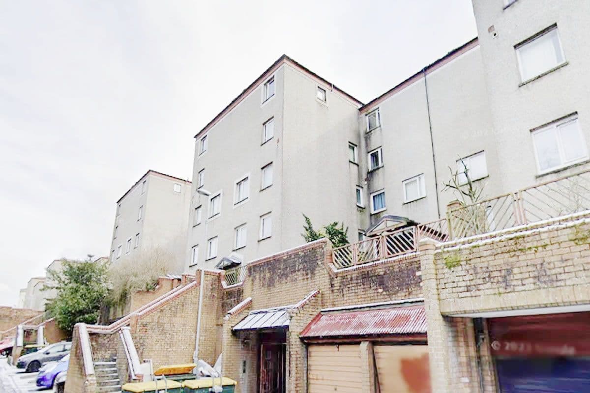 Modernised One-Bedroom Flat with Tenant and Residents’ Parking