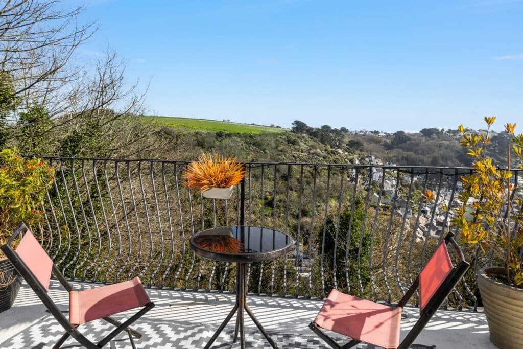 Beautiful 5-bed Detached Home with Sea Views