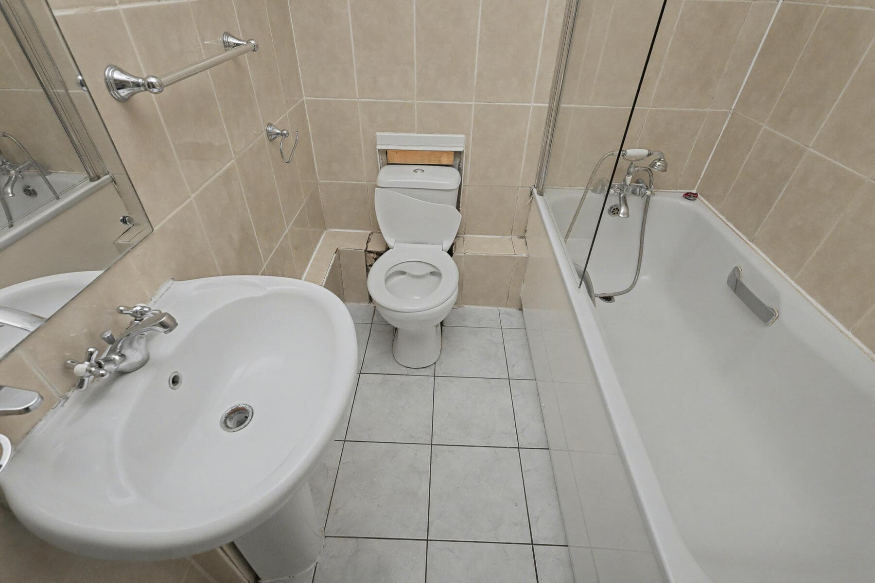 Mid-Floor Flat on Tenterden Road