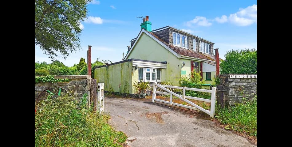 Detached House with Extensive Grounds and Multiple Reception Rooms