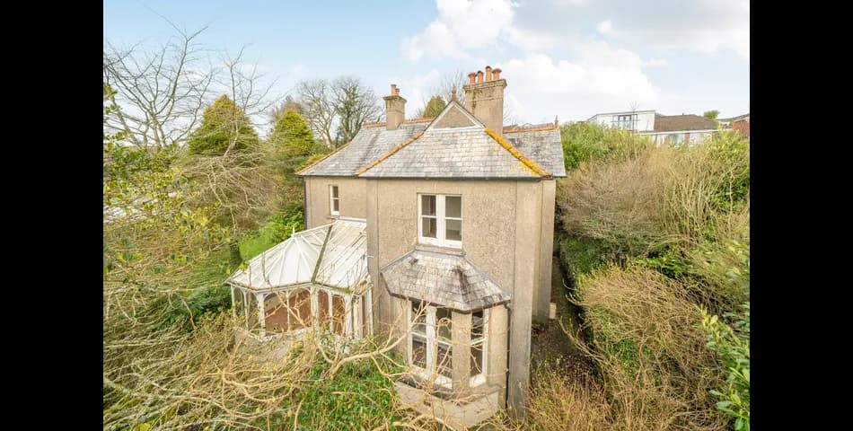 Detached period property set on over half an acre