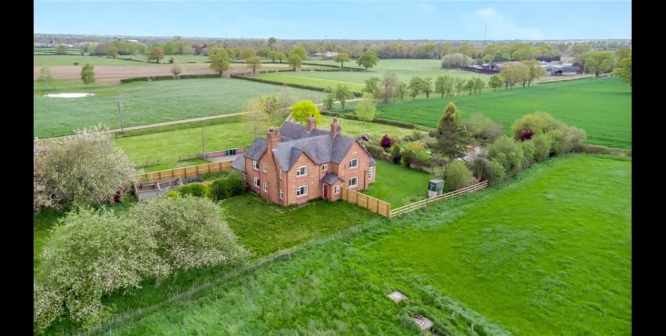 Farmhouse with a range of traditional farm buildings (lapsed planning for 3 dwellings) within 3.72 acres.
