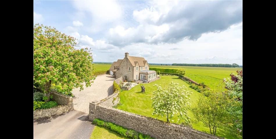 Online Auction: A modern detached house with beautiful gardens and paddock