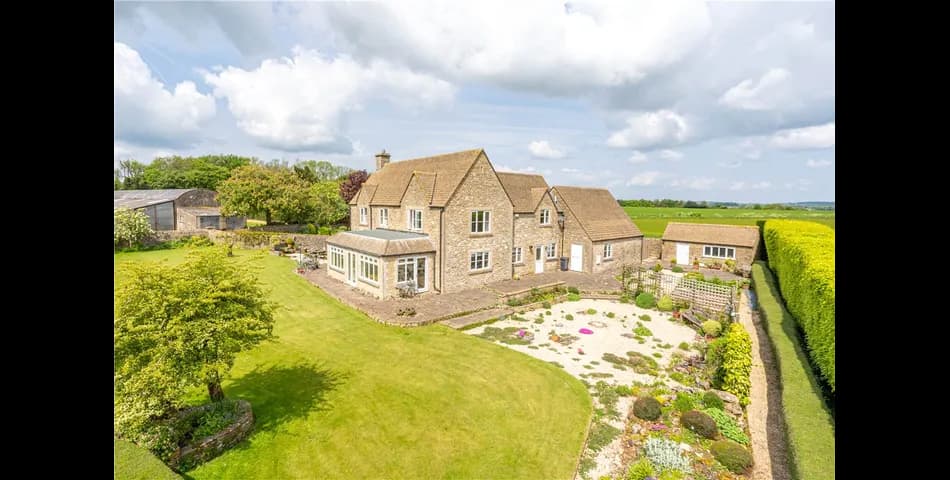 Modern Detached House with Landscaped Gardens