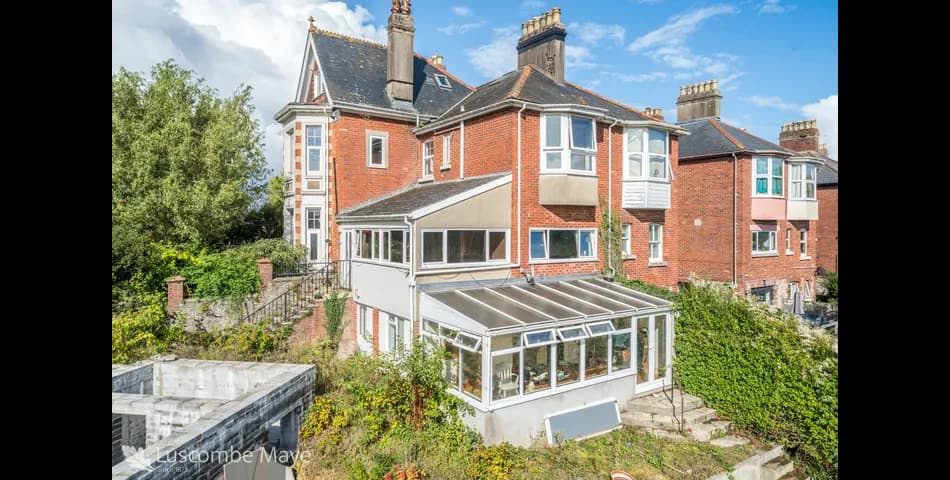 Four-Bedroom End-Terrace Victorian Home