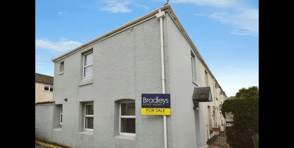 1 Bedroom Freehold Cottage with parking, within walking distance of Babbacombe Downs