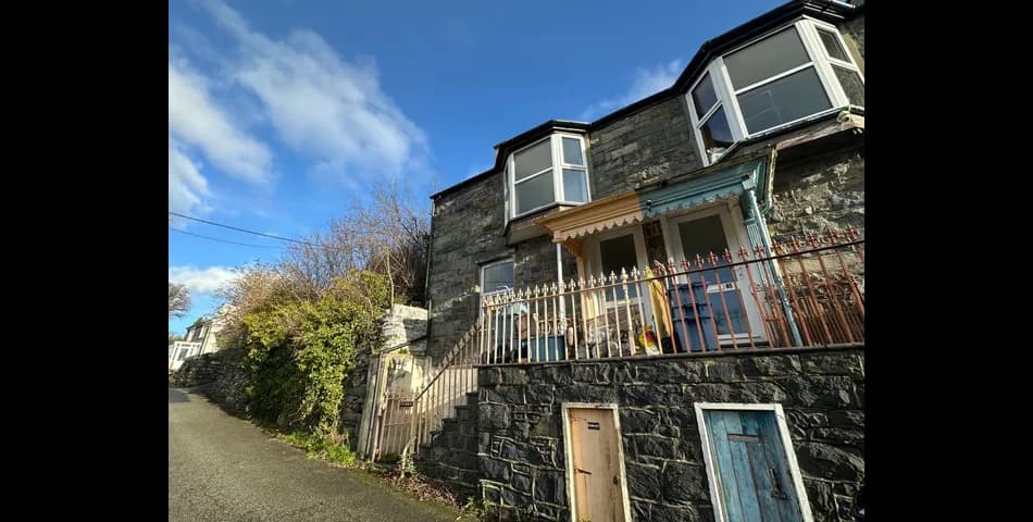 Three Bedroom Property With Mountain Views