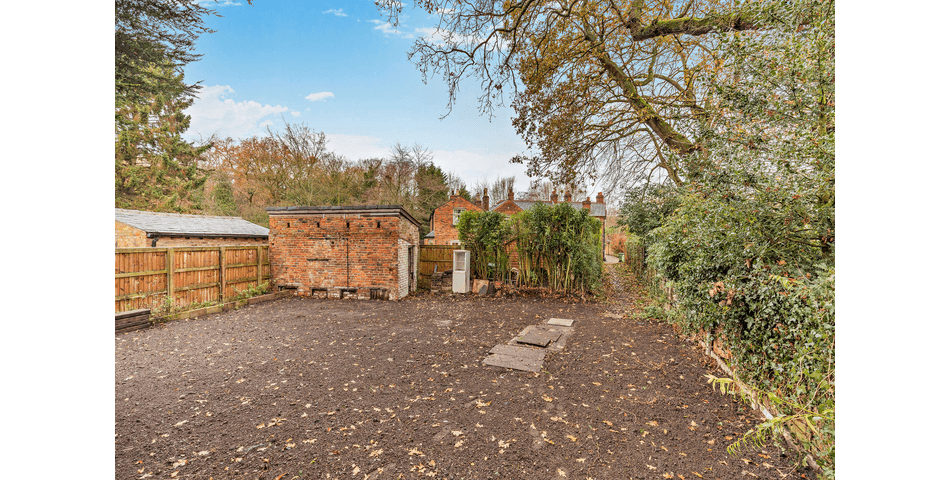 Quaint End of Terrace Cottage in Need of Full Modernisation