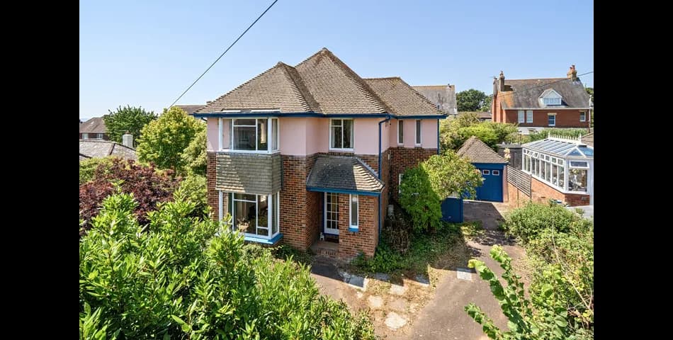 Three Bedroom Detached House in Need of Modernisation
