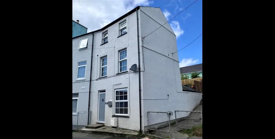 End of terrace 3 bedroom house with gas central heating - Freehold.