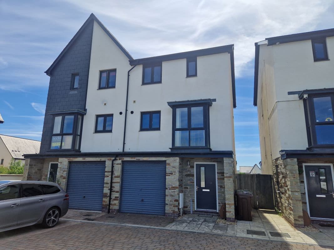 Lot 11 - A well presented five bedroom semi-detached house