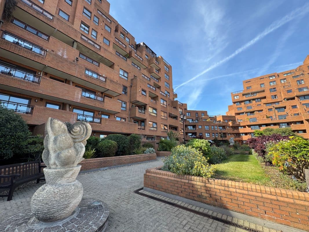 Lot 6 - Flat 90 Free Trade Wharf