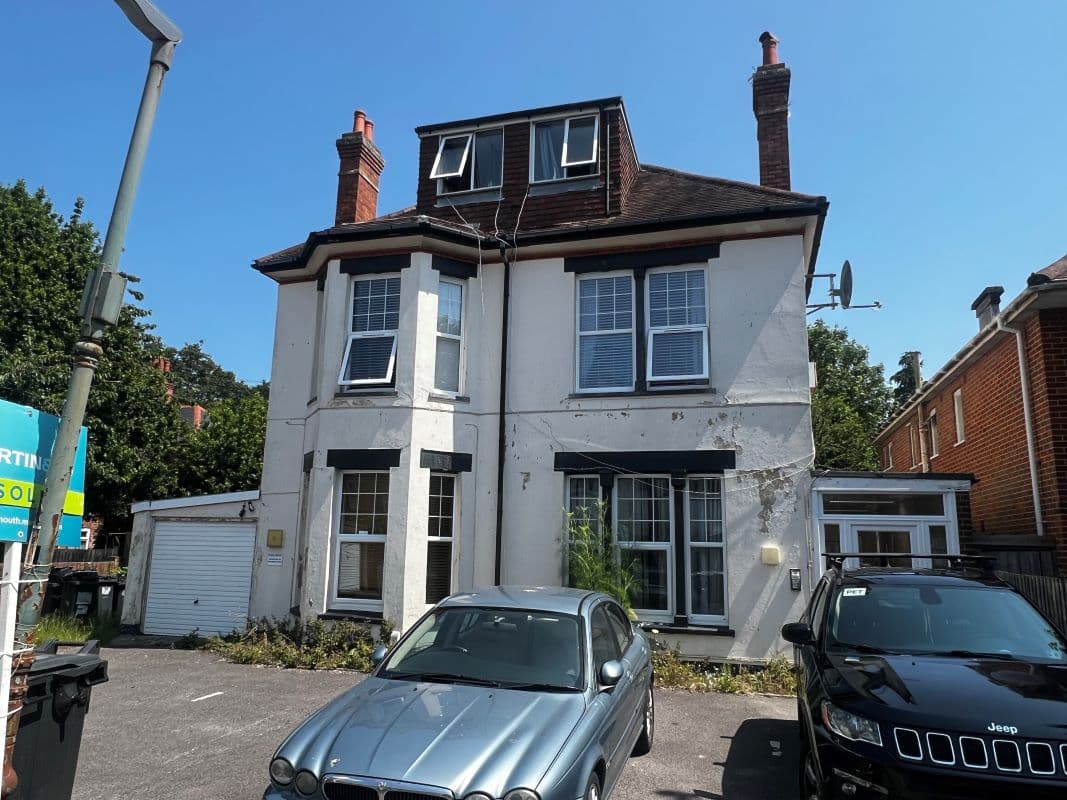 Spacious One Bedroom Ground Floor Flat Near Beaches