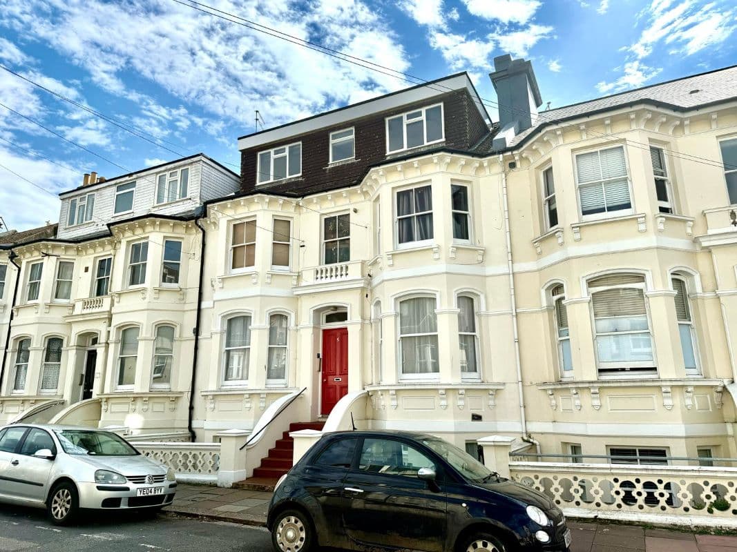 Stylish Top Floor 2 Bedroom Apartment In Popular Hove Location Close To Seafront