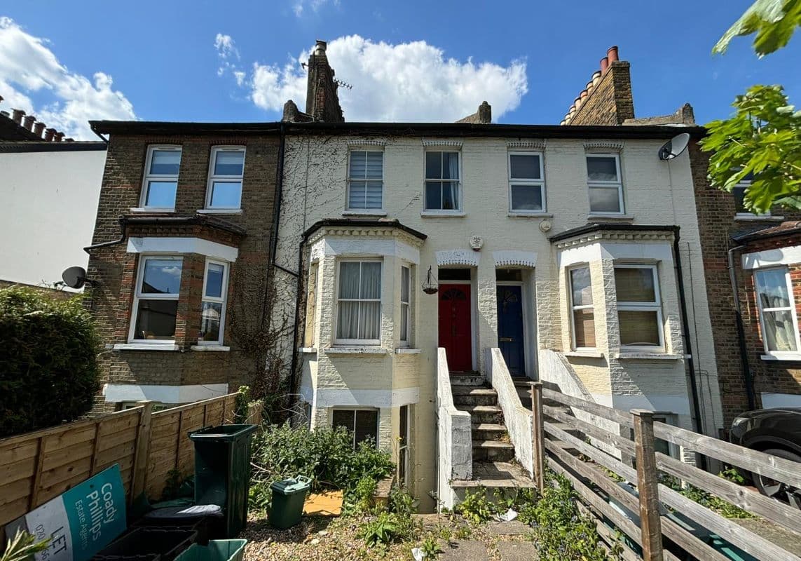 A Five Room Mid Terrace HMO Fully Let Producing £54,540 Per Annum