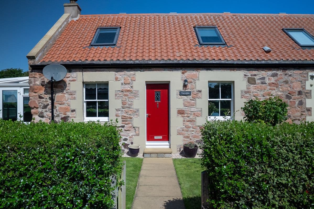 Luxurious Semi-Detached Cottage with Conservatory