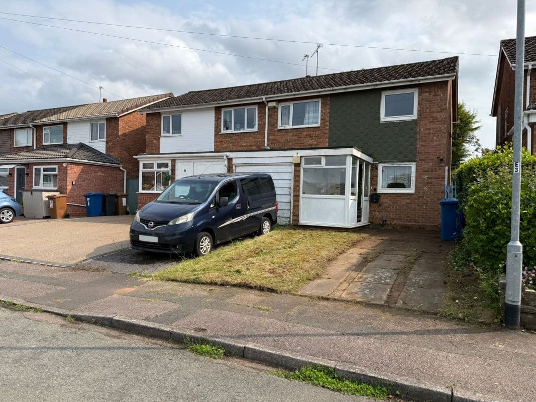 3 bedroom semi detached house in Burntwood