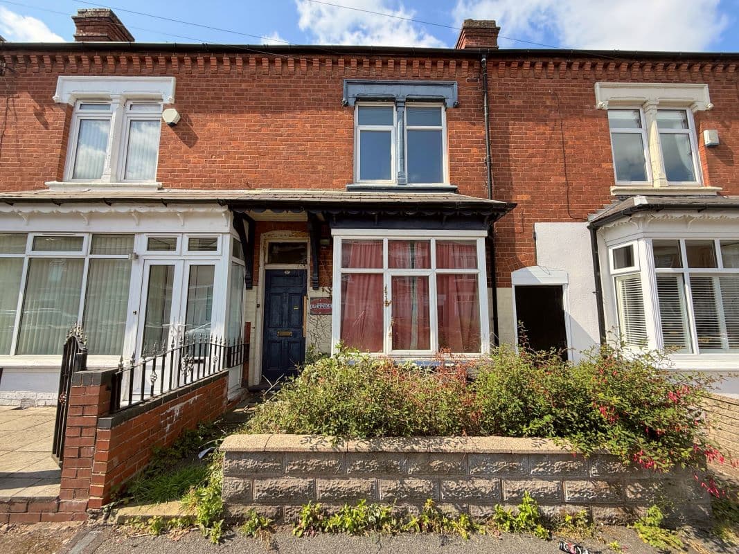 3 bedroom mid terraced house in Bearwood