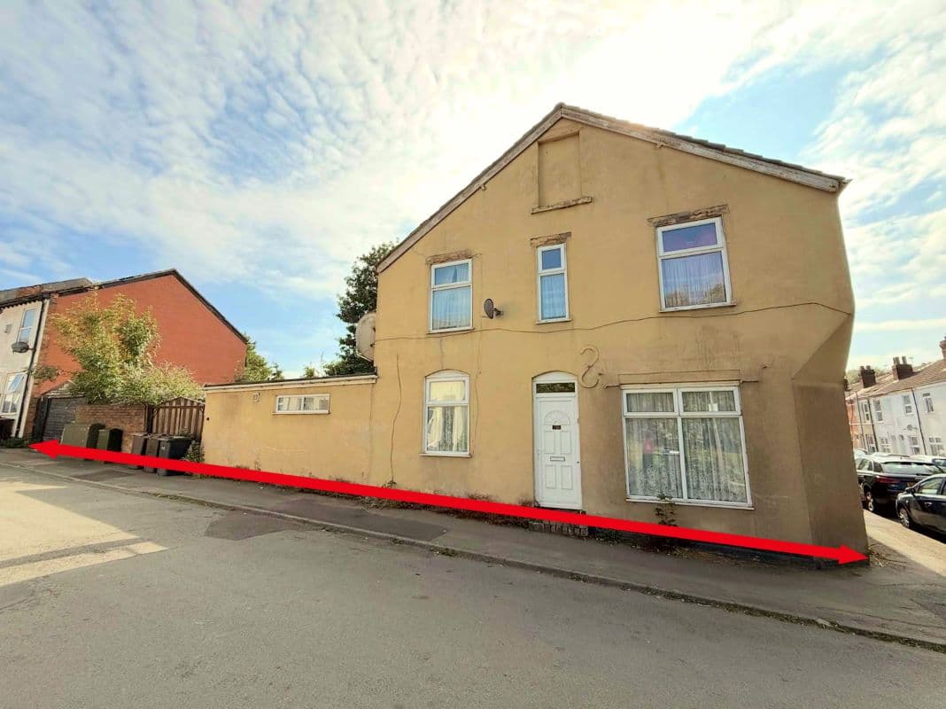3 bedroom end terraced property