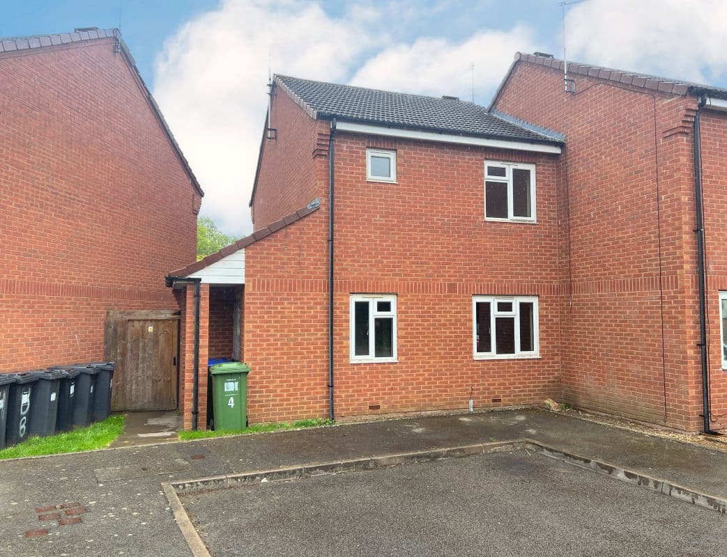 2 bedroom end terraced property in Warwick
