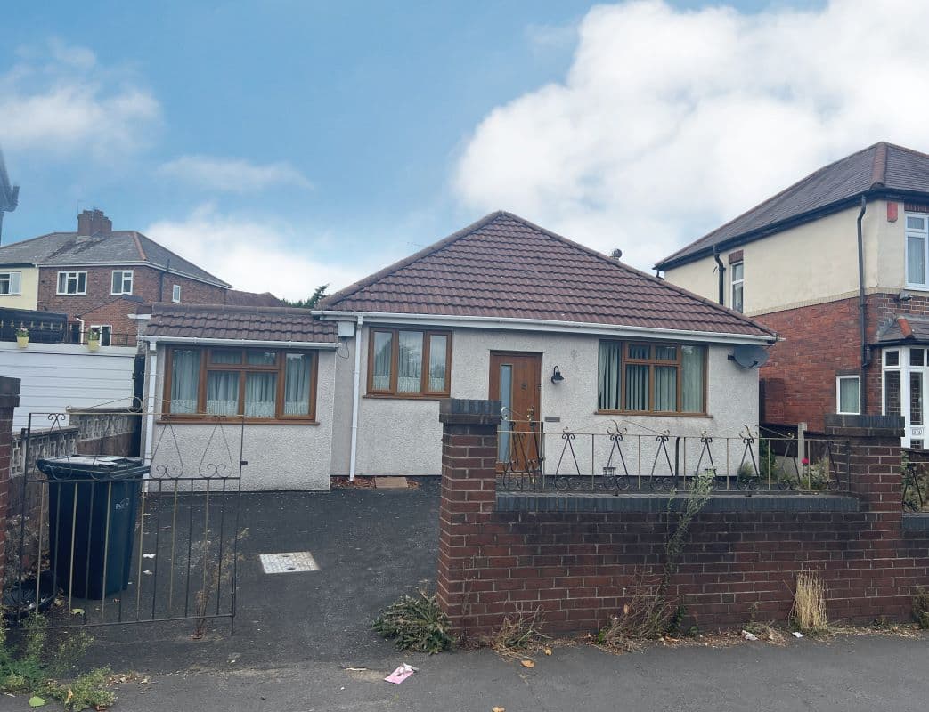 3 bedroom detached bungalow in Bilston
