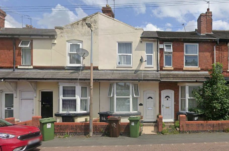 3 bedroom mid terraced house in Wolverhampton