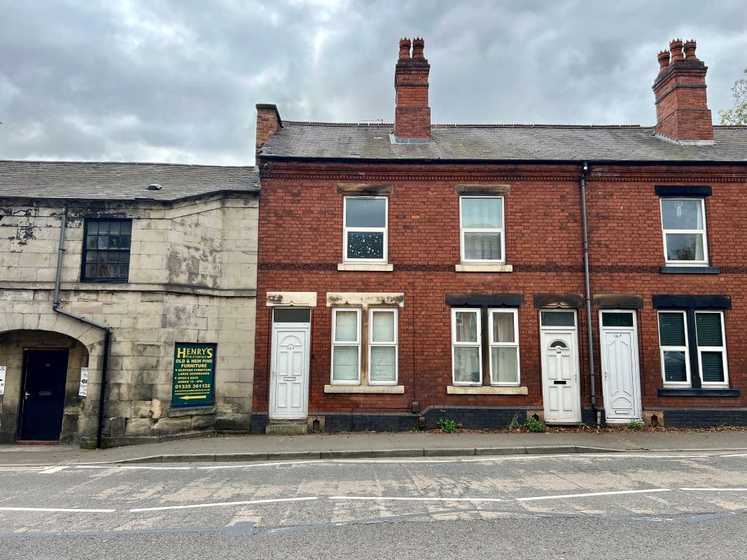 Vacant Freehold Mid Terraced Property