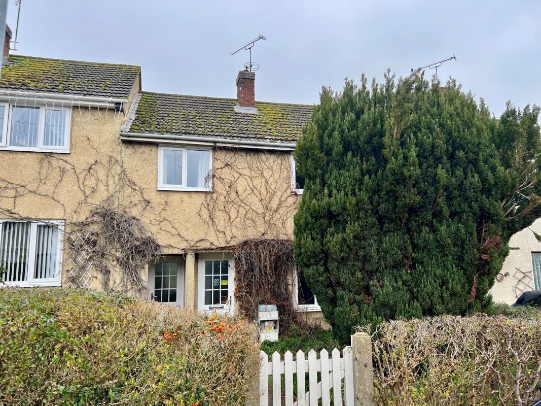 Vacant Freehold Mid Terraced Property