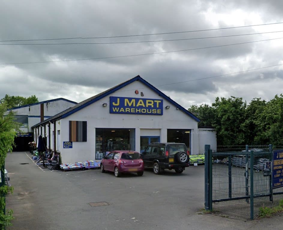 Non-food retail premises with excellent parking, yardage and loading