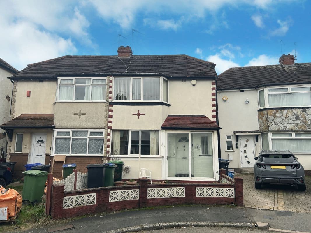 2 bedroom semi detached house in West Bromwich