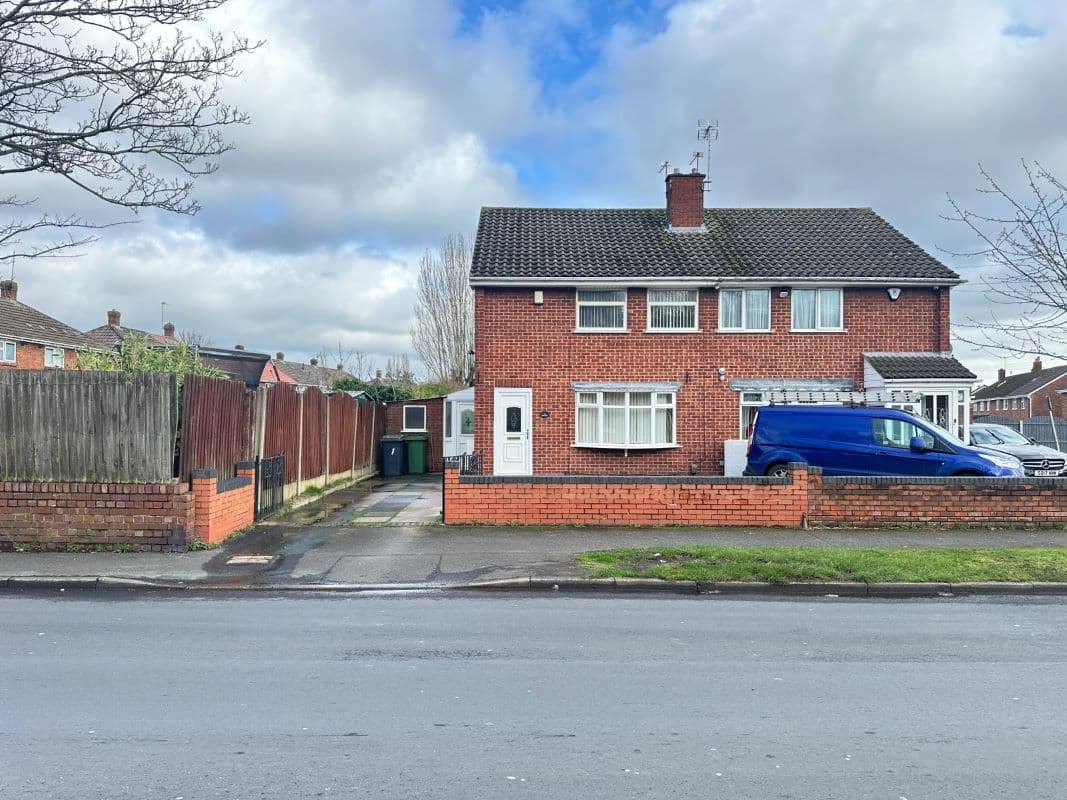 3 Bedroom Semi Detached House in Bilston