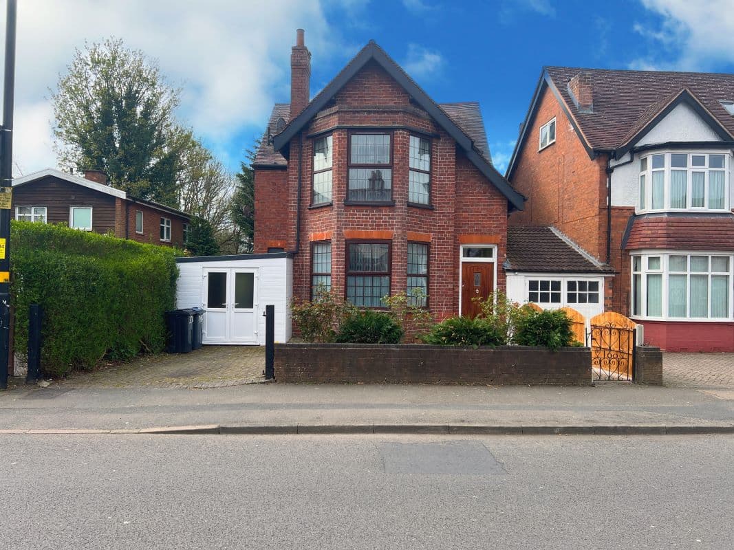 4 Bedroom Linked Detached House in Edgbaston