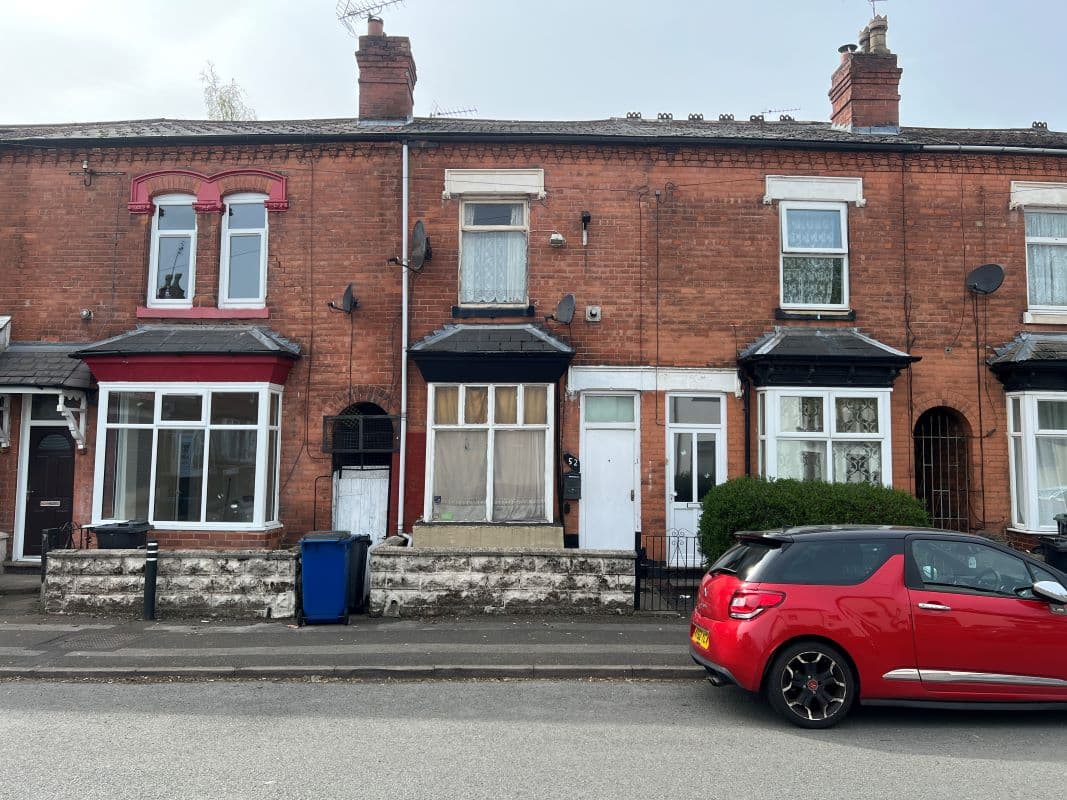 Vacant Freehold Mid Terraced Property
