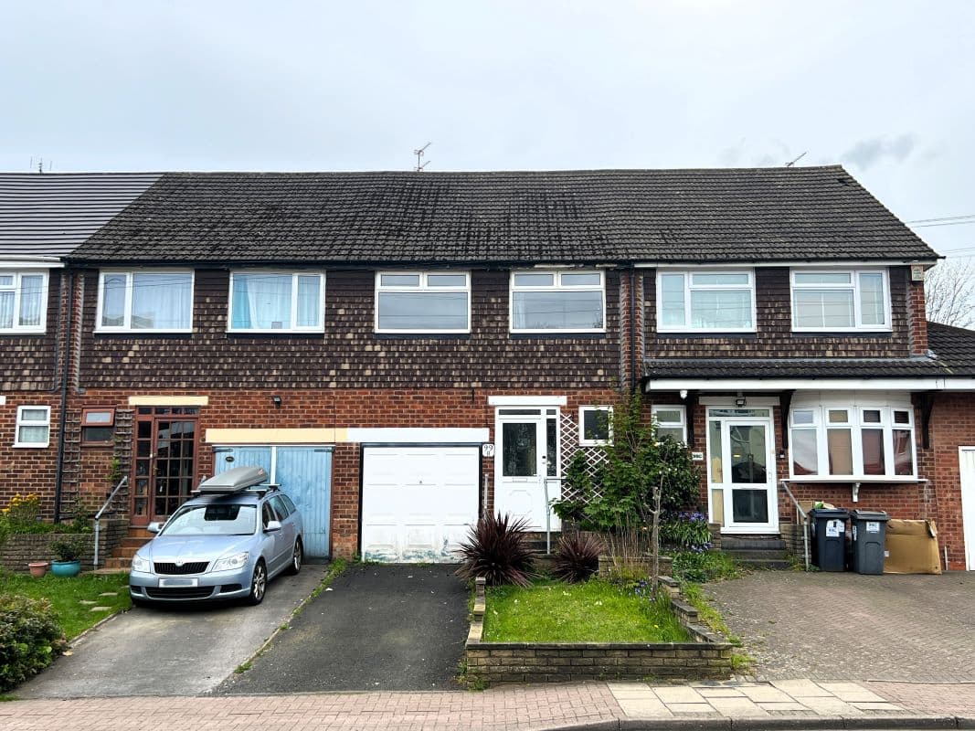 Vacant Leasehold Mid Terraced Property