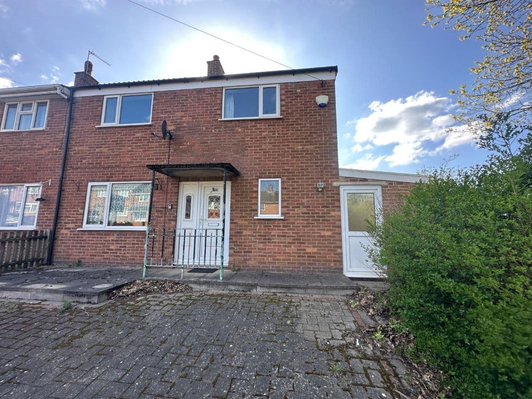 3 Bedroom Semi Detached House in Camp Hill, Nuneaton