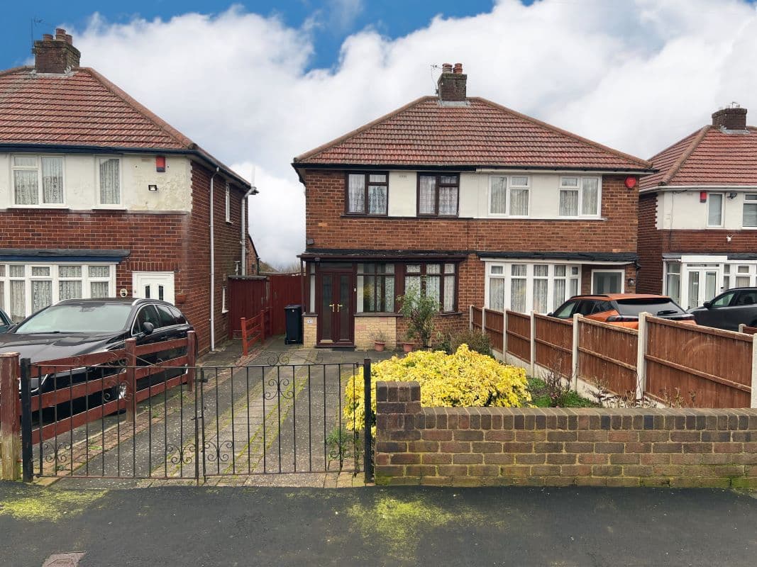 3 Bedroom Semi Detached Property in Oldbury