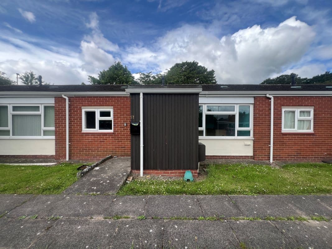 Vacant Freehold Mid Terraced Bungalow