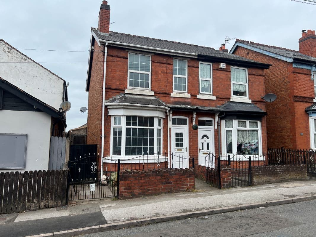 3 Bedroom Semi Detached House in Wednesbury