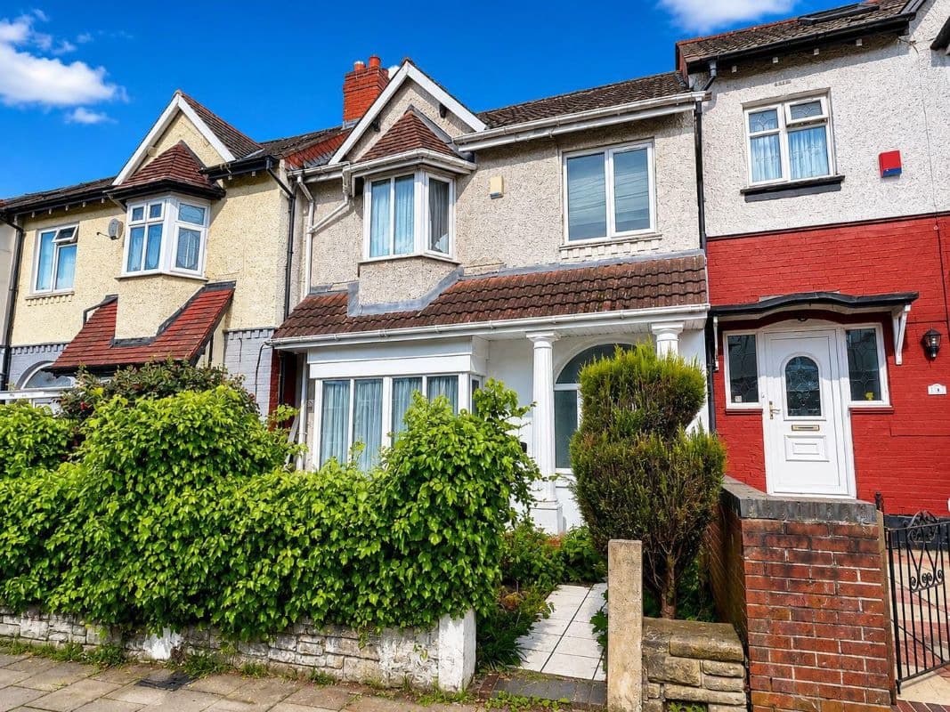 Vacant Leasehold Mid Terraced Property