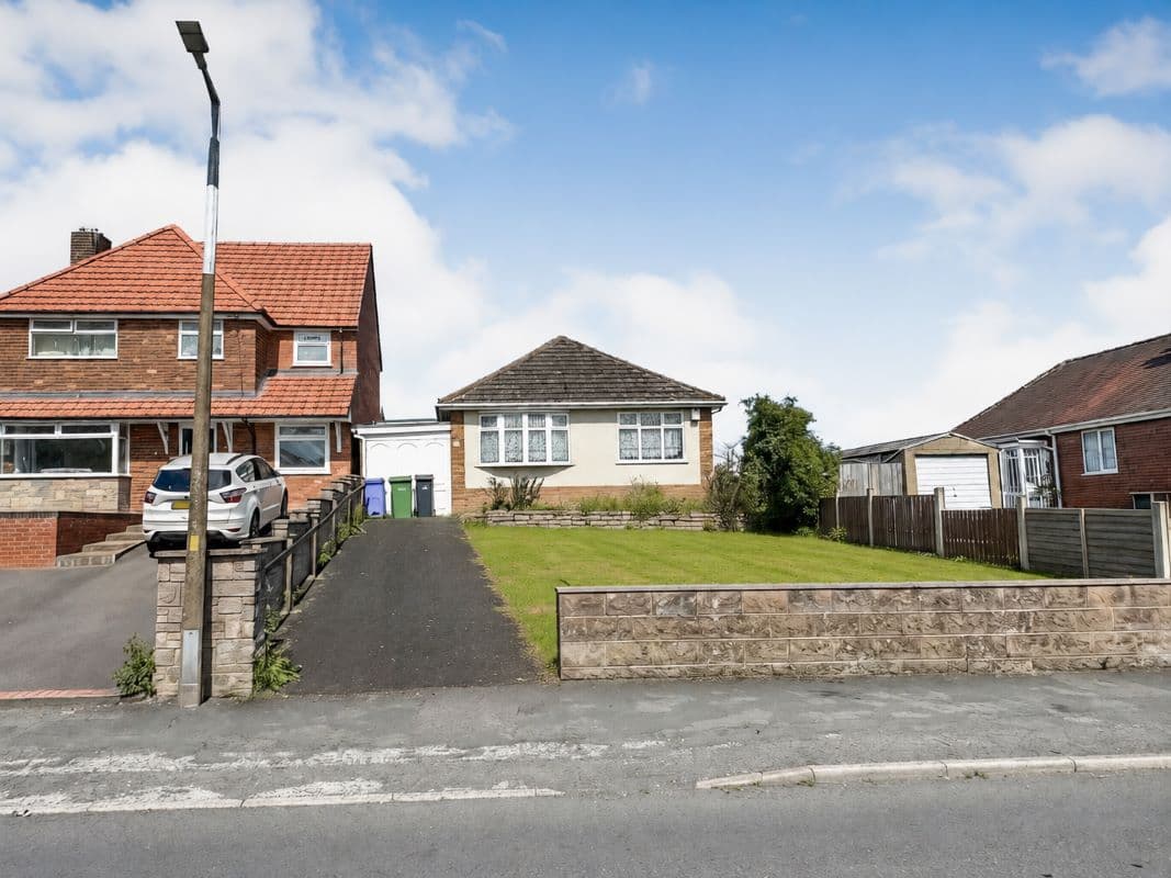 2 bedroom detached bungalow in Dudley