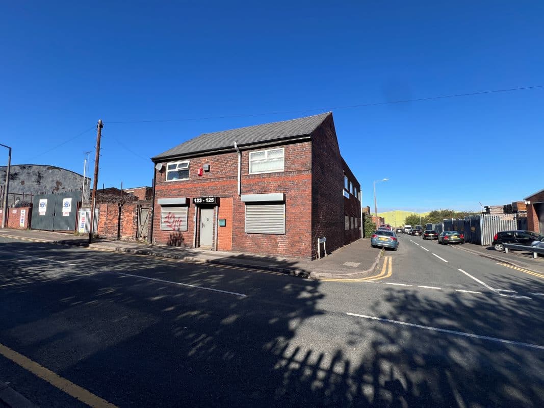 Large Commercial Unit with Living and Storage Areas