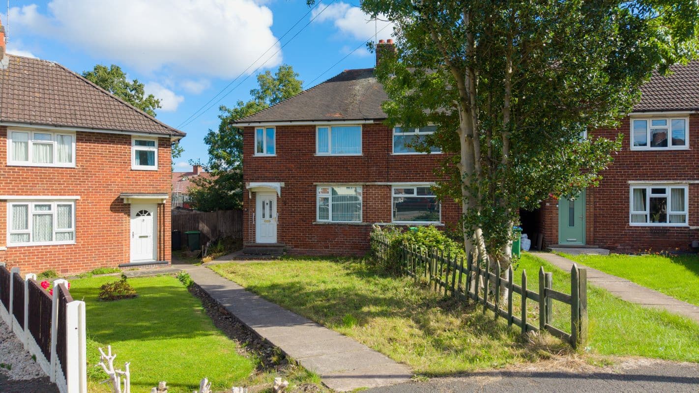 3 bedroom end terraced property