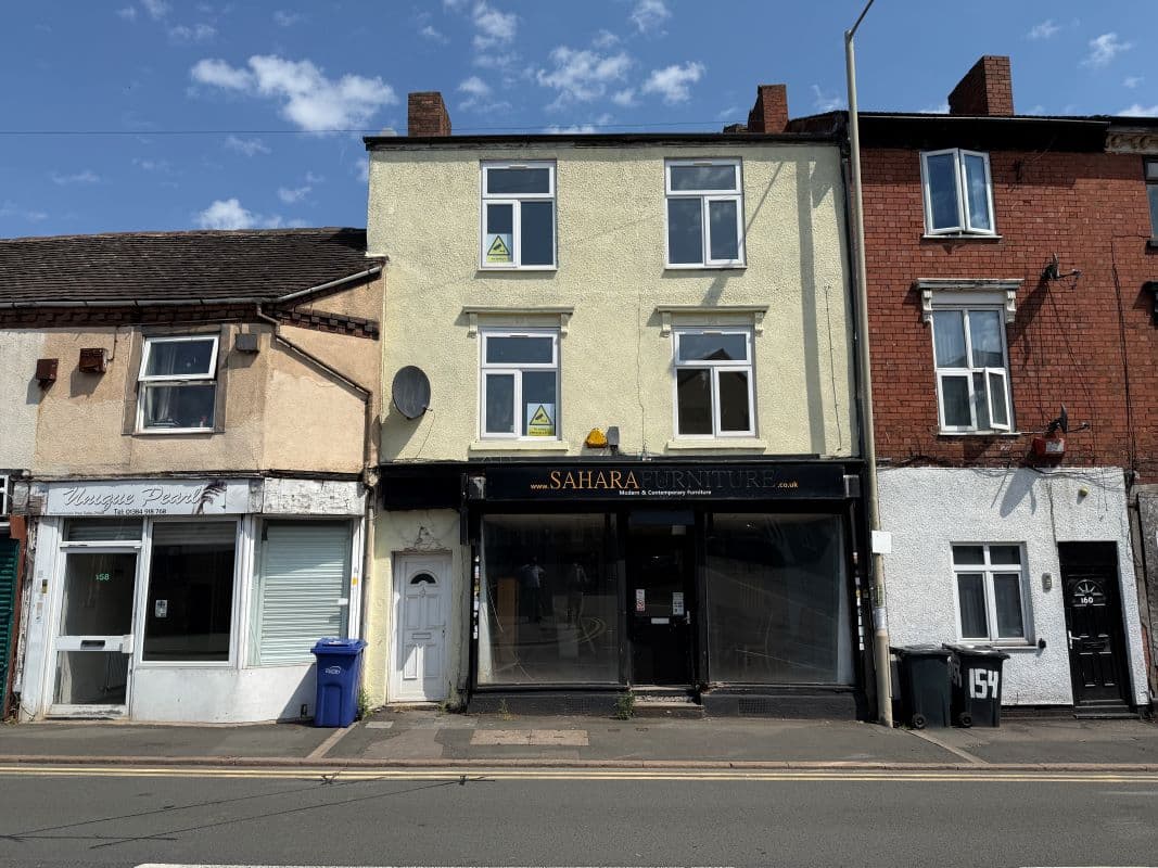 Spacious Retail/Showroom Unit with Self Contained Flats