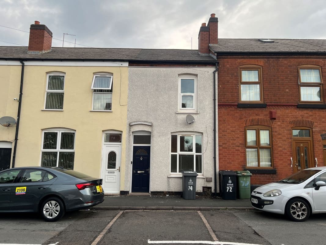 Mid Terraced House with Garden