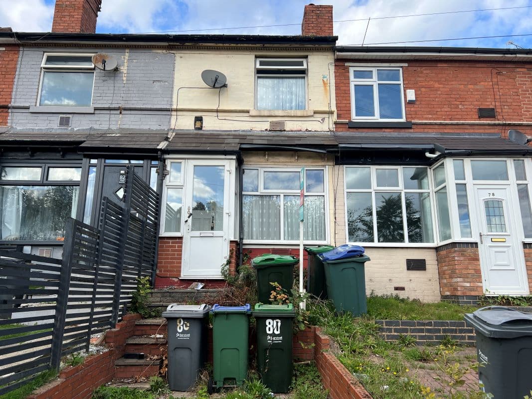Vacant Freehold Mid Terraced Property