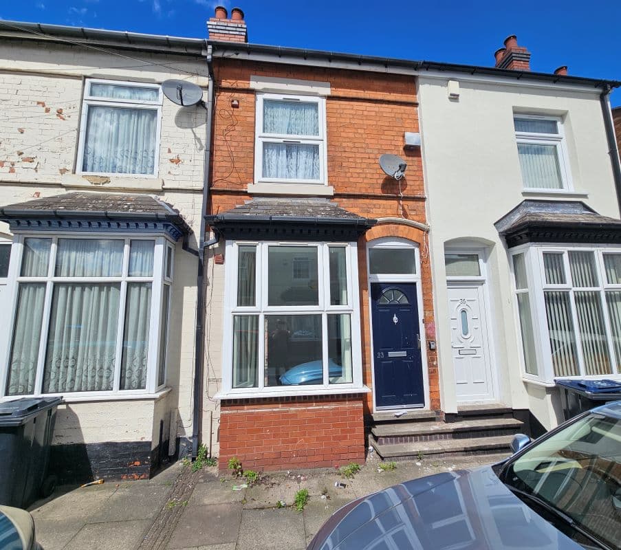 Freehold Well Presented Mid-Terrace House with Vacant Possession