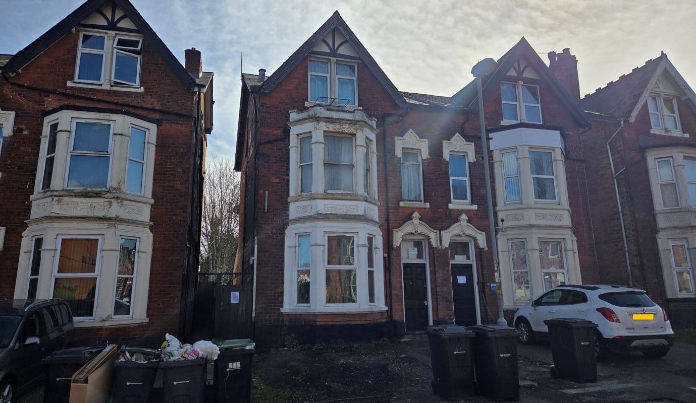 Freehold Investment - Two Self Contained Flats and HMO (Rental: £41,700 p.a.)