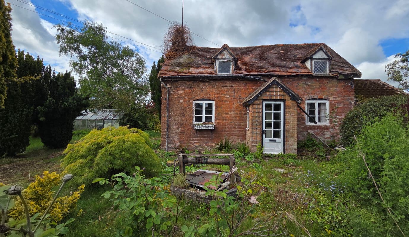 A Freehold Vacant Detached Cottage Set in Approximately 0.28 Acres