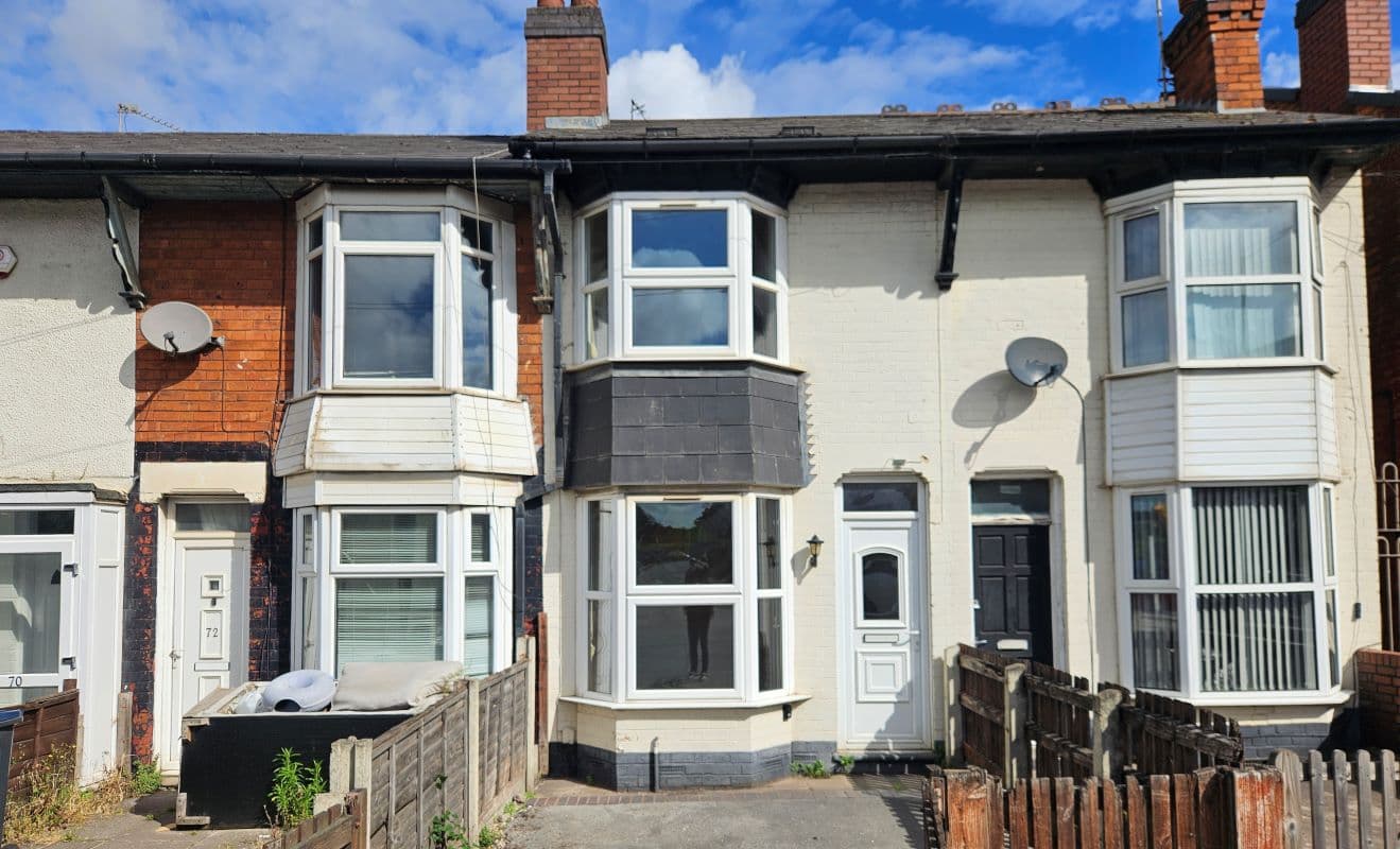 Freehold Vacant Mid-Terrace House with Two Bedrooms