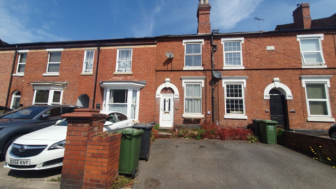 Freehold Vacant Mid-Terraced House (with Potential) in Popular Location